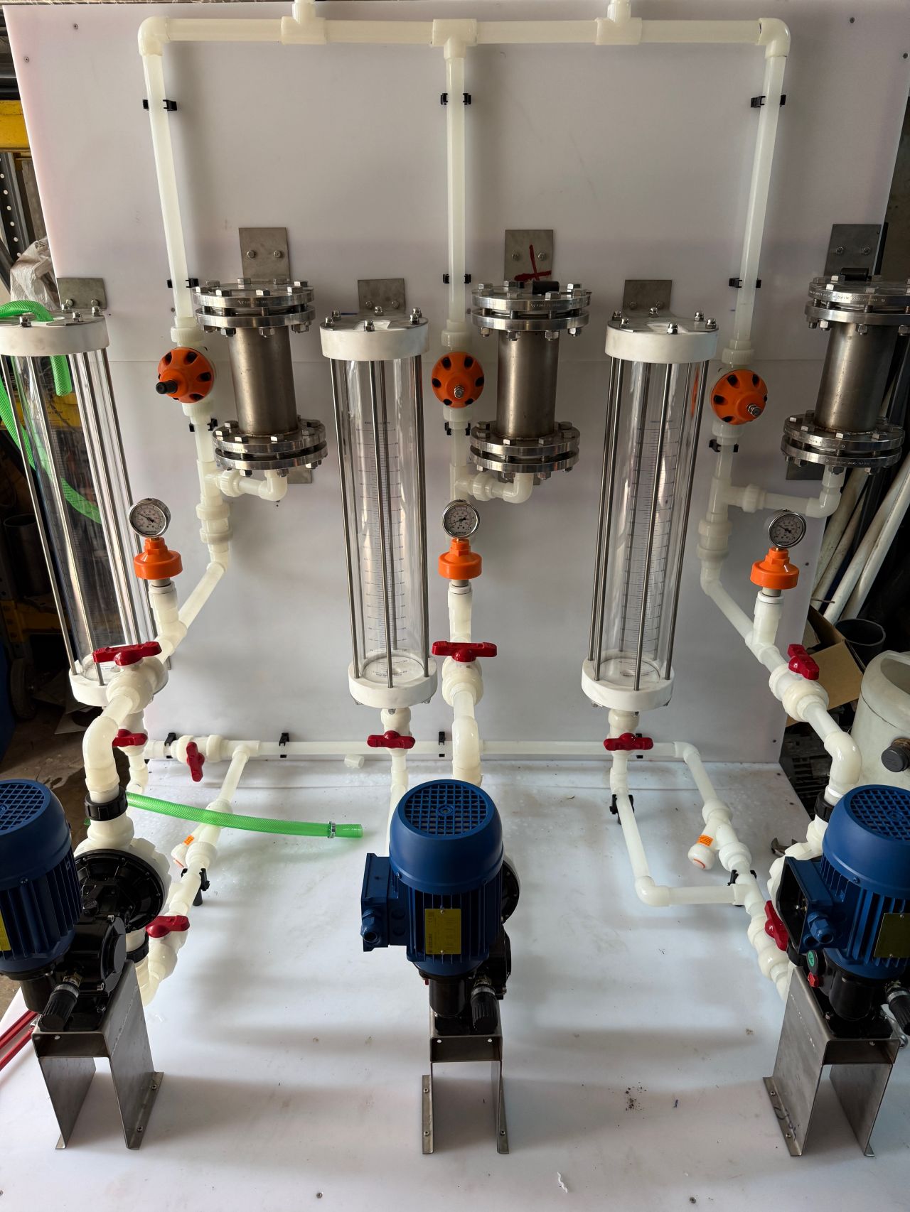 PVDF Malzemeden Üretilmiş Dozaj Pompalı Dozajlama Skid Sistemleri